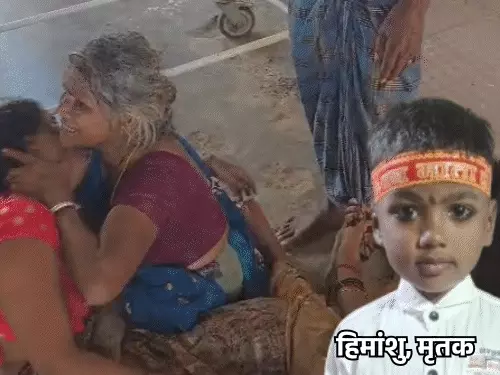 गोरखपुर में 5 साल के बच्चे को कुचलने वाली स्कूल बस के पास जुटे ग्रामीण।