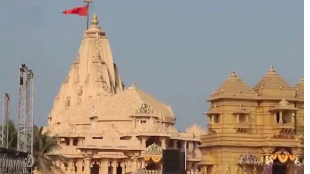 अहमदाबाद के बीजेपी कार्यालय में बम धमकी के बाद जांच करती पुलिस और सुरक्षा टीम।