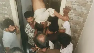 मूसेपेट में लिफ्ट और दीवार के बीच फंसे शख्स को बाहर निकालती HYDRAA और फायर टीम।
