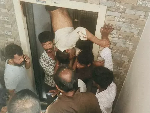मूसेपेट में लिफ्ट और दीवार के बीच फंसे शख्स को बाहर निकालती HYDRAA और फायर टीम।