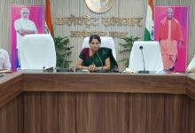 अंबेडकरनगर कलेक्ट्रेट सभागार में जनशिकायतों की समीक्षा करतीं जिलाधिकारी ईशा प्रिया और अधिकारी