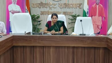 अंबेडकरनगर कलेक्ट्रेट सभागार में जनशिकायतों की समीक्षा करतीं जिलाधिकारी ईशा प्रिया और अधिकारी