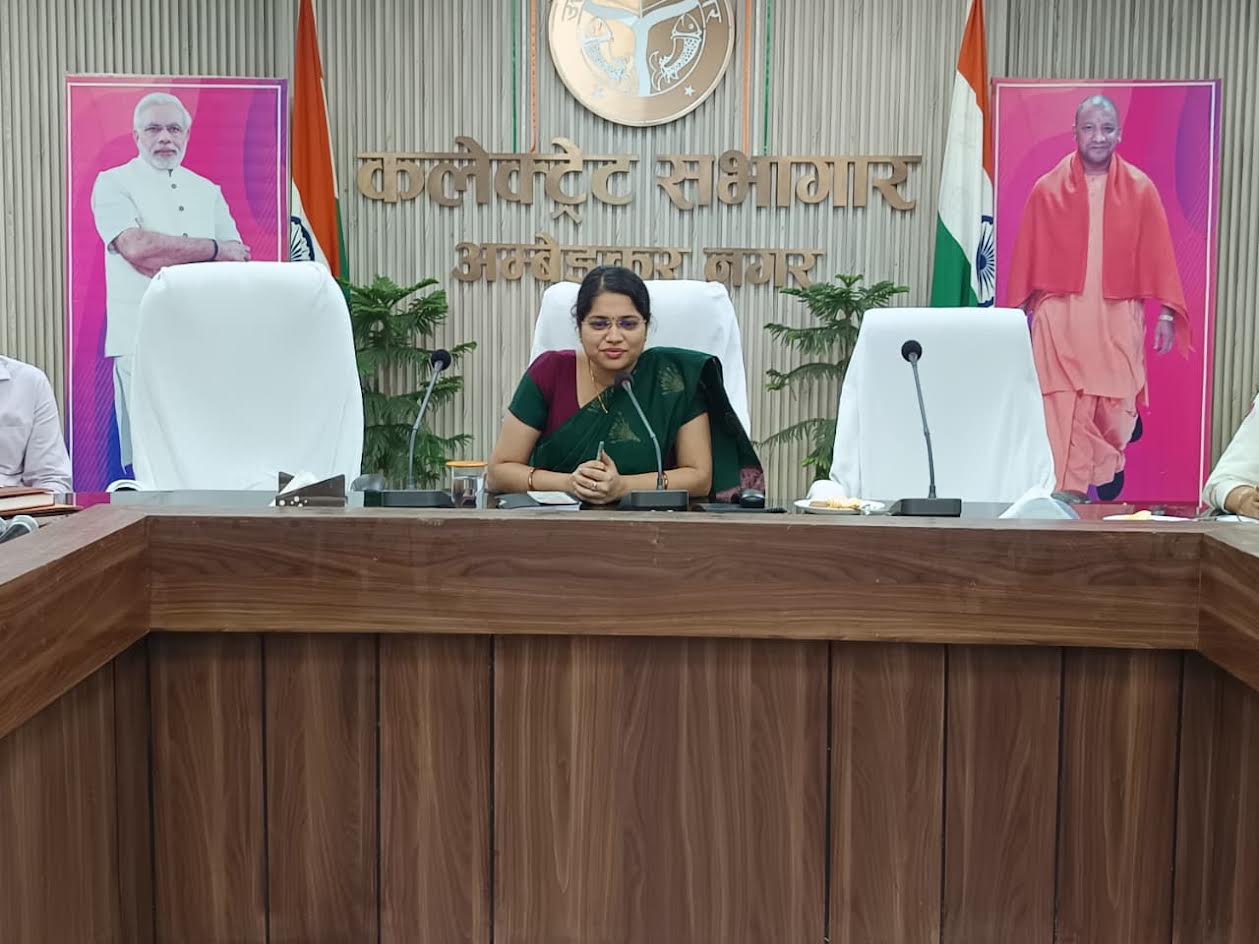 अंबेडकरनगर कलेक्ट्रेट सभागार में जनशिकायतों की समीक्षा करतीं जिलाधिकारी ईशा प्रिया और अधिकारी