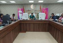 अंबेडकरनगर कलेक्ट्रेट सभागार में आईजीआरएस शिकायतों की समीक्षा करतीं जिलाधिकारी ईशा प्रिया