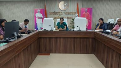 अंबेडकरनगर कलेक्ट्रेट सभागार में आईजीआरएस शिकायतों की समीक्षा करतीं जिलाधिकारी ईशा प्रिया