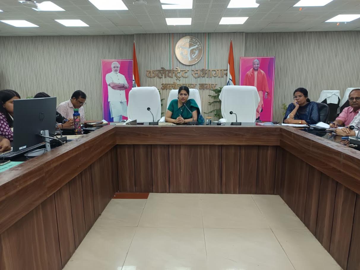 अंबेडकरनगर कलेक्ट्रेट सभागार में आईजीआरएस शिकायतों की समीक्षा करतीं जिलाधिकारी ईशा प्रिया