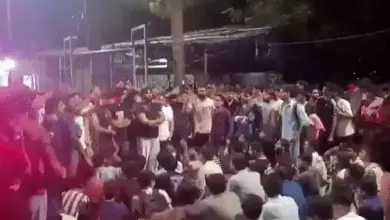 साहिल वाकोडे की मौत के मामले में IIT बॉम्बे में प्रदर्शन करते छात्र और संस्थान प्रशासन।