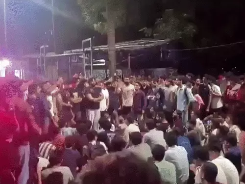 साहिल वाकोडे की मौत के मामले में IIT बॉम्बे में प्रदर्शन करते छात्र और संस्थान प्रशासन।