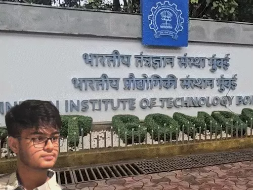 IIT बॉम्बे कैंपस में छात्र की मौत के बाद प्रदर्शन करते छात्र