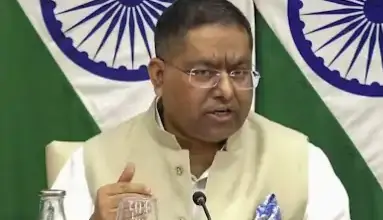 अरब सागर में भारतीय और पाकिस्तानी नौसेना के जहाज