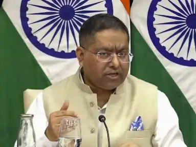 अरब सागर में भारतीय और पाकिस्तानी नौसेना के जहाज