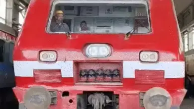 साबरमती रेलवे स्टेशन से पहली LNG-पावर्ड ड्यूल-फ्यूल ट्रेन को हरी झंडी दिखाते अमित शाह।