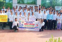 मेडिकल कॉलेज में अंतरराष्ट्रीय बधिर सप्ताह के तहत जागरूकता रैली को रवाना करते प्रधानाचार्य।