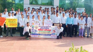 मेडिकल कॉलेज में अंतरराष्ट्रीय बधिर सप्ताह के तहत जागरूकता रैली को रवाना करते प्रधानाचार्य।
