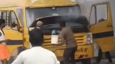 लखनऊ के इटौंजा में इंजन में आग लगने के बाद स्कूल बस से बाहर निकलते बच्चे