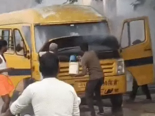 लखनऊ के इटौंजा में इंजन में आग लगने के बाद स्कूल बस से बाहर निकलते बच्चे