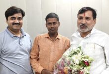 लखनऊ में भाजपा अवध क्षेत्रीय अध्यक्ष अवधेश द्विवेदी का स्वागत करते जलालपुर नगर के कार्यकर्ता