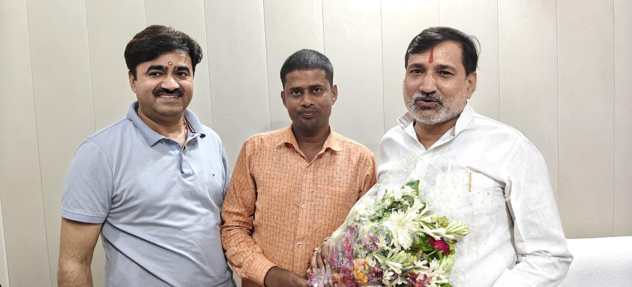 लखनऊ में भाजपा अवध क्षेत्रीय अध्यक्ष अवधेश द्विवेदी का स्वागत करते जलालपुर नगर के कार्यकर्ता