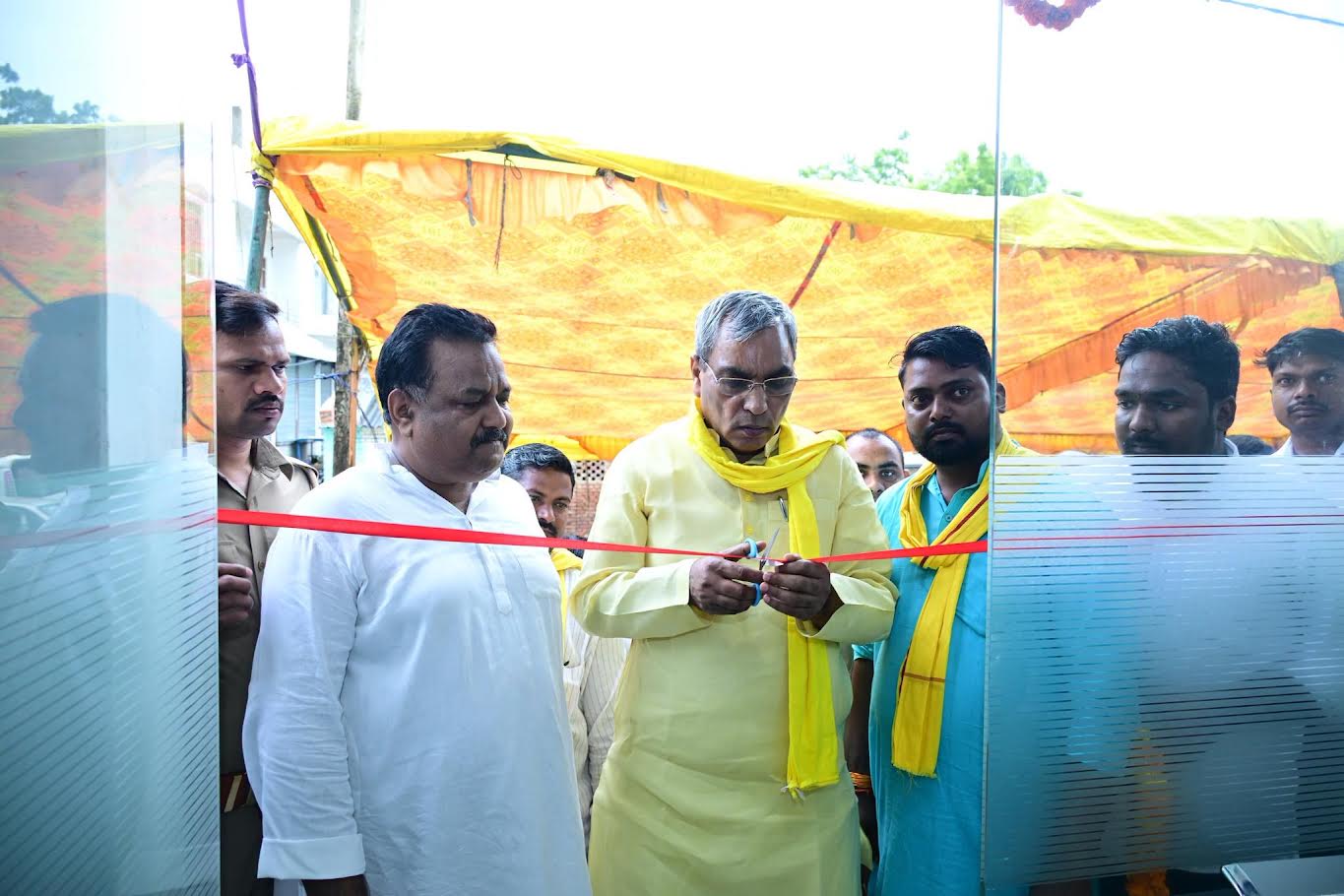 जलालपुर में निजी डेंटल क्लिनिक का उद्घाटन करते मंत्री ओमप्रकाश राजभर।