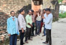 अंबेडकरनगर के जलालपुर में सेवा की कहानी अभियान के दौरान लाभार्थियों से संवाद करते भाजपा कार्यकर्ता।