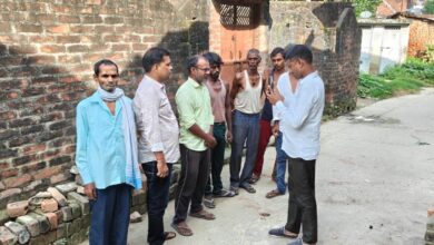 अंबेडकरनगर के जलालपुर में सेवा की कहानी अभियान के दौरान लाभार्थियों से संवाद करते भाजपा कार्यकर्ता।