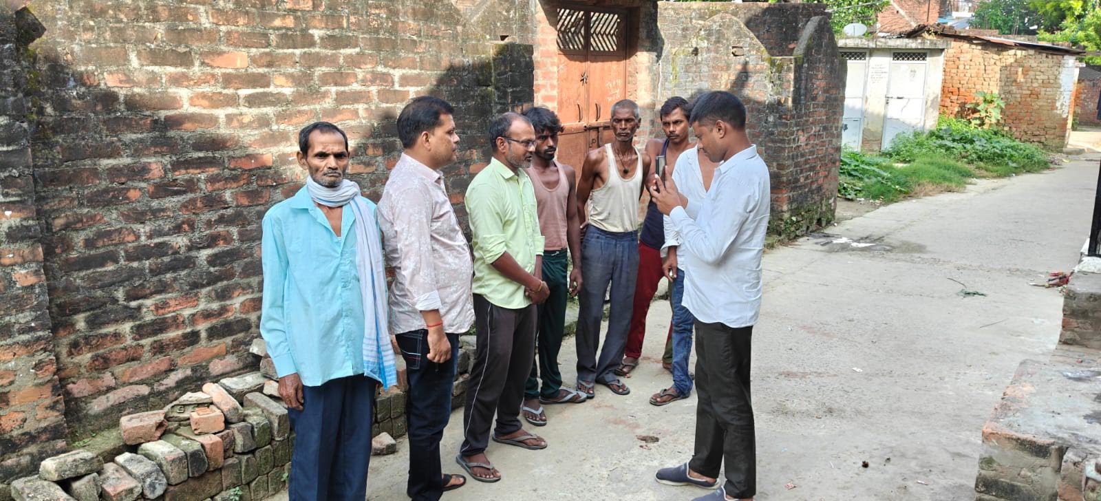 अंबेडकरनगर के जलालपुर में सेवा की कहानी अभियान के दौरान लाभार्थियों से संवाद करते भाजपा कार्यकर्ता।