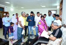 : अंबेडकरनगर के सर्किट हाउस में जनता दर्शन के दौरान लोगों की समस्याएं सुनते प्रभारी मंत्री ओमप्रकाश राजभर
