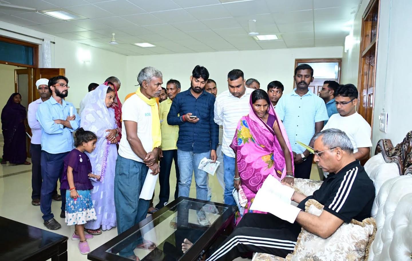 : अंबेडकरनगर के सर्किट हाउस में जनता दर्शन के दौरान लोगों की समस्याएं सुनते प्रभारी मंत्री ओमप्रकाश राजभर