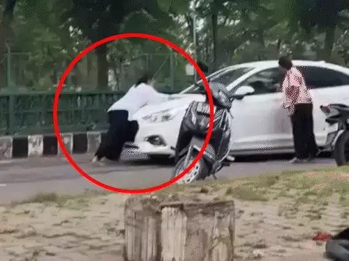 लखनऊ के जनेश्वर मिश्र पार्क के पास युवती को कार से टक्कर मारने की घटना