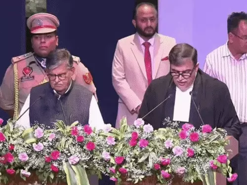 पंजाब एवं हरियाणा हाईकोर्ट के चीफ जस्टिस जस्टिस अश्वनी कुमार मिश्रा शपथ लेते हुए