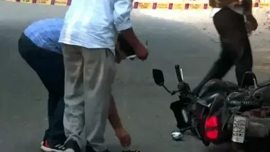 कालकाजी मंदिर के पास आस्था कुंज पार्क में पुलिस जांच का दृश्य।