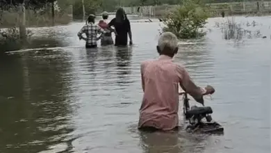 कानपुर कटरी के गांवों में बाढ़ के पानी के बीच नाव और ट्रैक्टर से निकलते ग्रामीण।