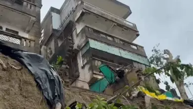 कानपुर के जाजमऊ में गंगा किनारे मिट्टी कटने से क्षतिग्रस्त अपार्टमेंट की बाउंड्री