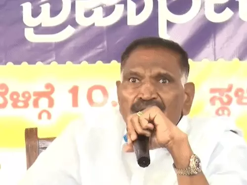 कर्नाटक के मंत्री केएम शिवलिंगेगौड़ा के सरकारी अधिकारियों को टिप देने वाले बयान पर विवाद।