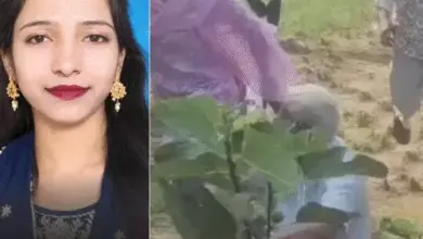 कासगंज में ट्यूबवेल की छत पर युवती का शव मिलने के बाद जांच करती पुलिस