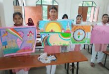 जलालपुर के विद्यालय में विकसित भारत विषय पर आयोजित प्रतियोगिता में शामिल विद्यार्थी।