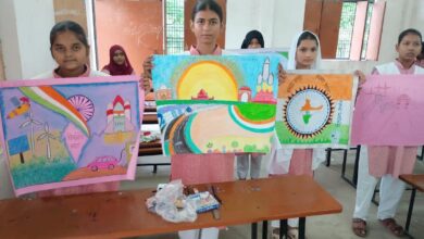 जलालपुर के विद्यालय में विकसित भारत विषय पर आयोजित प्रतियोगिता में शामिल विद्यार्थी।
