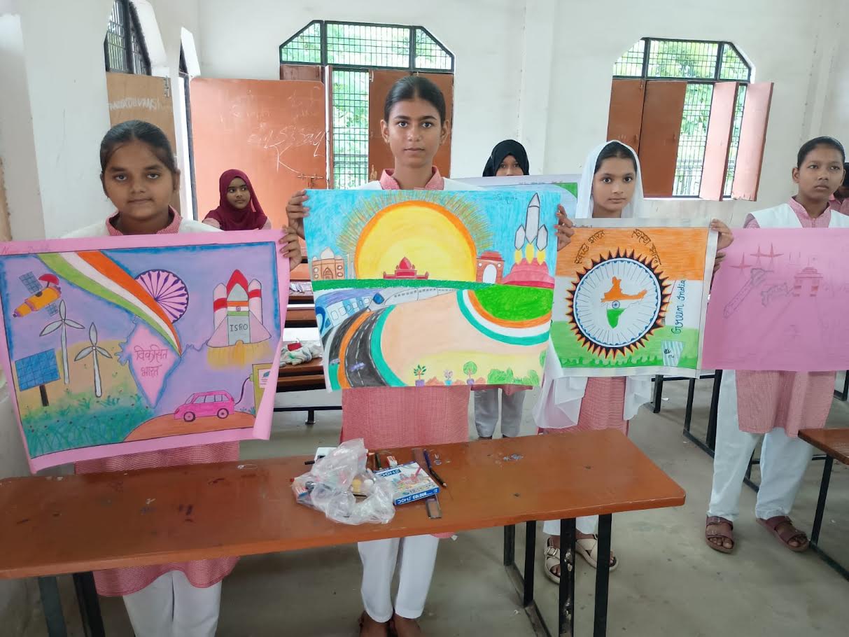 जलालपुर के विद्यालय में विकसित भारत विषय पर आयोजित प्रतियोगिता में शामिल विद्यार्थी।