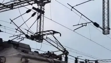 कौशांबी पटाखा फैक्ट्री विस्फोट के बाद रेलवे की OHE लाइन की जांच करते कर्मचारी