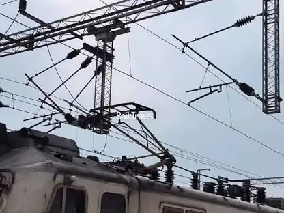 कौशांबी पटाखा फैक्ट्री विस्फोट के बाद रेलवे की OHE लाइन की जांच करते कर्मचारी