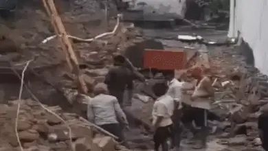 KGMU ट्रॉमा सेंटर के पास क्षतिग्रस्त लिक्विड ऑक्सीजन पाइपलाइन और दीवार का मलबा