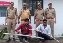 कुर्की बाजार मारपीट मामले में पुलिस द्वारा बरामद किए गए डंडे