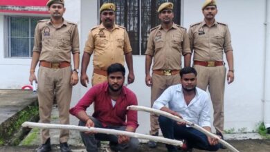 कुर्की बाजार मारपीट मामले में पुलिस द्वारा बरामद किए गए डंडे