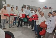 अंबेडकरनगर में आंदोलन के तहत अतिरिक्त हल्कों के बस्ते जमा करते लेखपाल