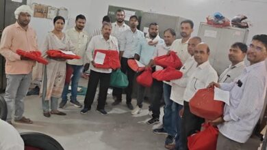 अंबेडकरनगर में आंदोलन के तहत अतिरिक्त हल्कों के बस्ते जमा करते लेखपाल