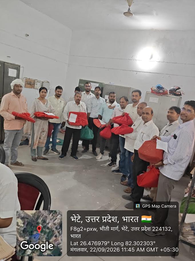 अंबेडकरनगर में आंदोलन के तहत अतिरिक्त हल्कों के बस्ते जमा करते लेखपाल