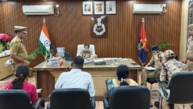 पुलिस कार्यालय में जनसुनवाई के दौरान फरियादियों की शिकायतें सुनतीं एसपी प्राची सिंह