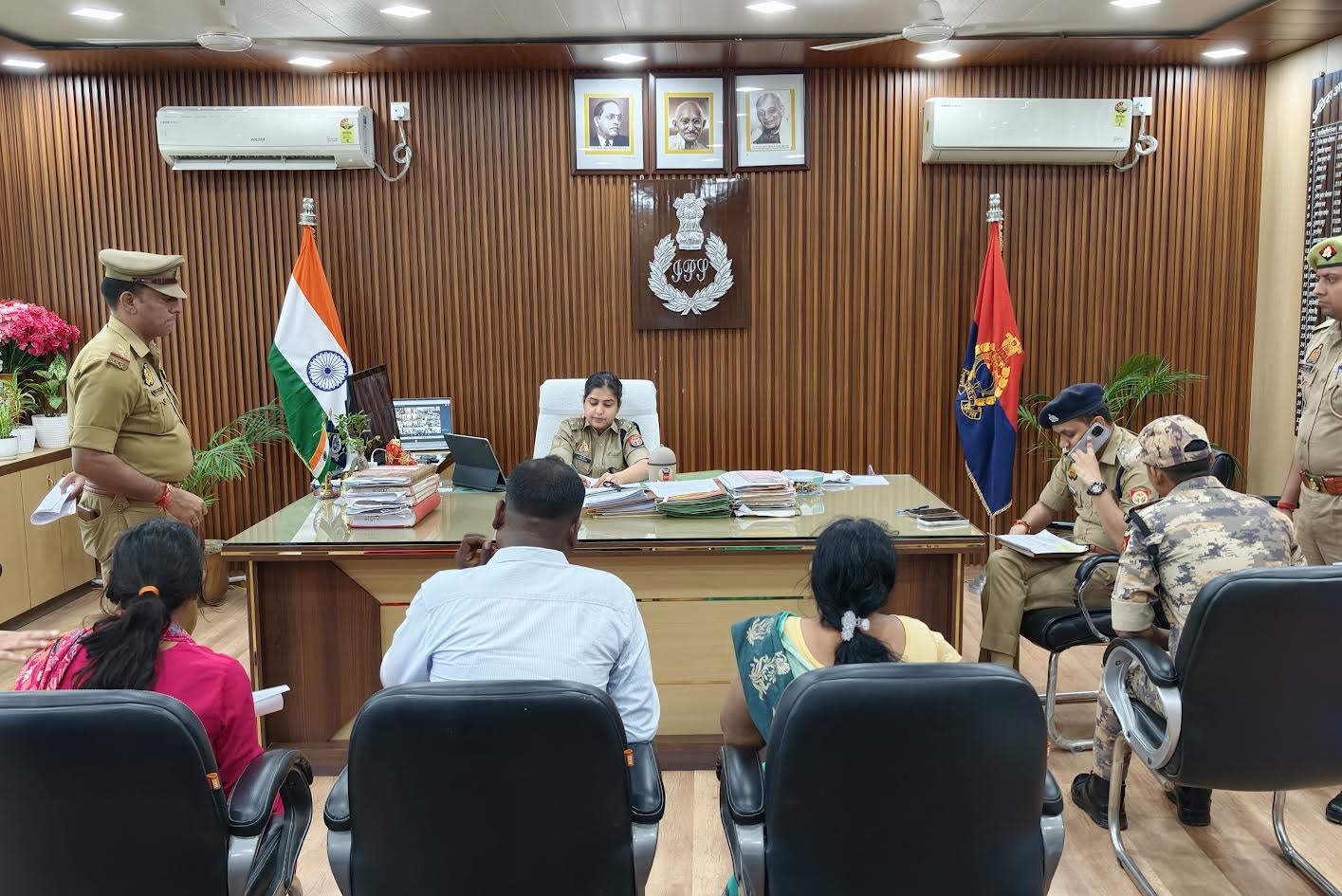 पुलिस कार्यालय में जनसुनवाई के दौरान फरियादियों की शिकायतें सुनतीं एसपी प्राची सिंह