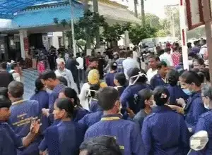 लखनऊ के लोहिया संस्थान में प्रशासनिक भवन का घेराव करते सफाई कर्मी