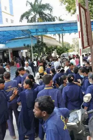 लखनऊ के लोहिया संस्थान में प्रशासनिक भवन का घेराव करते सफाई कर्मी